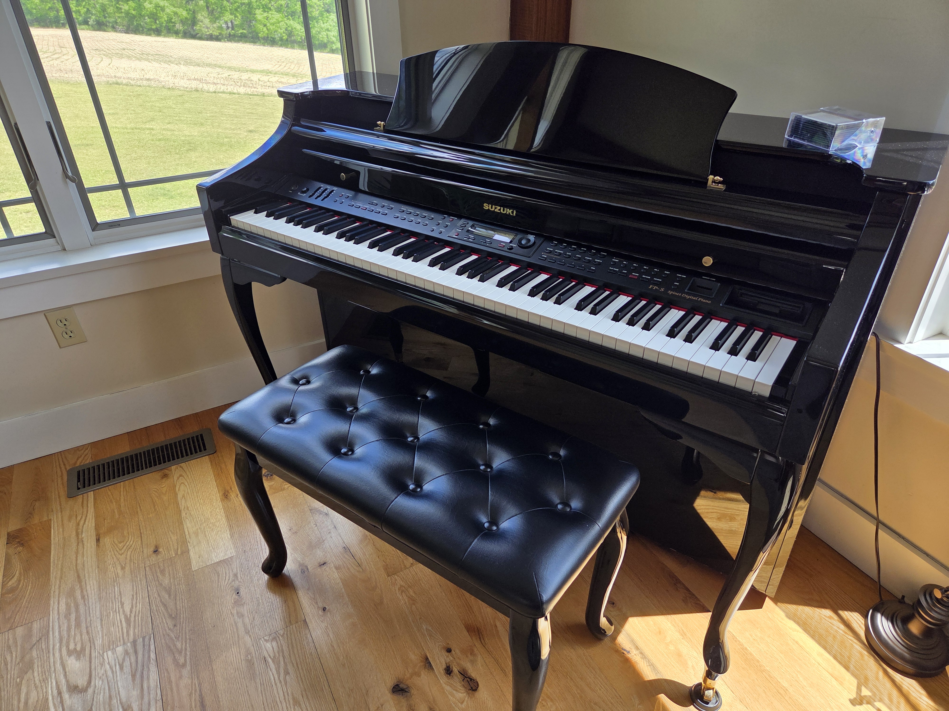 Suzuki digital player spinet piano with bench and discs | Maxsold