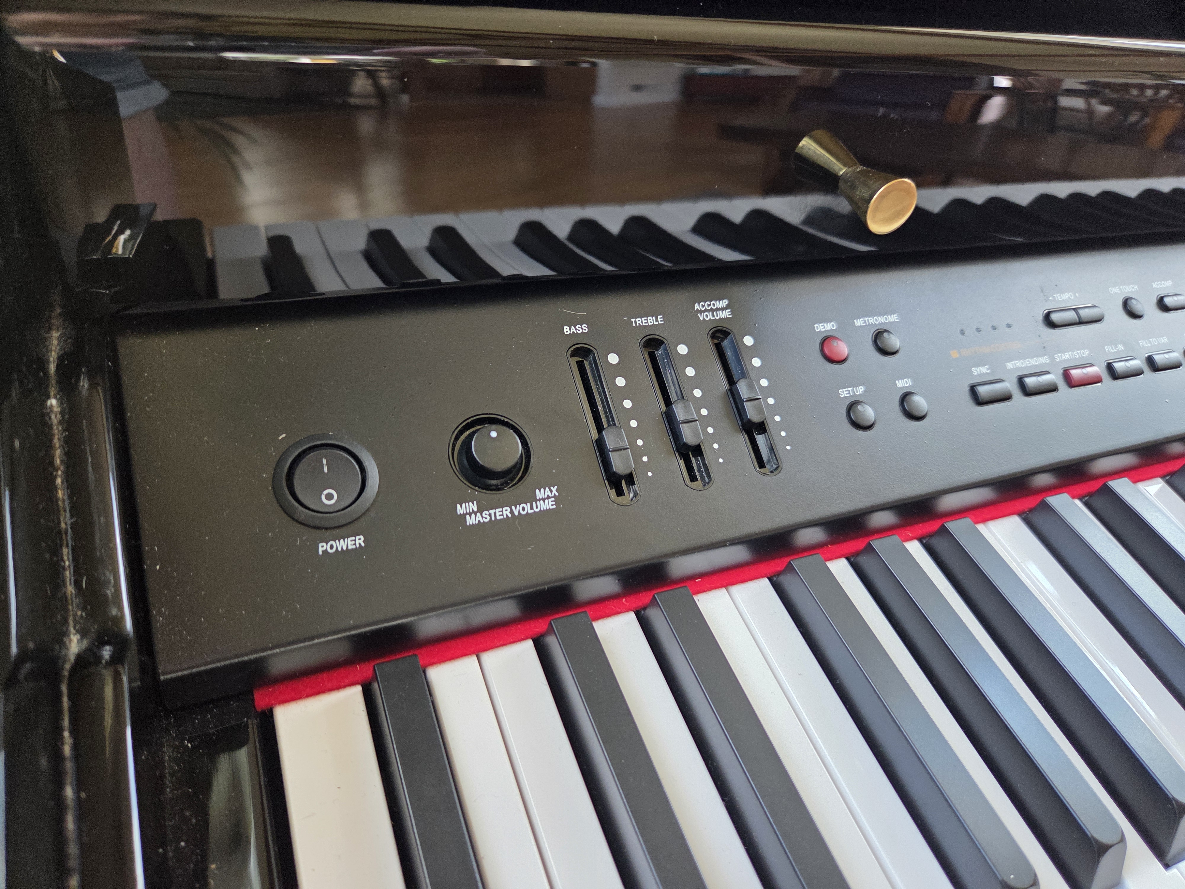 Suzuki digital player spinet piano with bench and discs | Maxsold