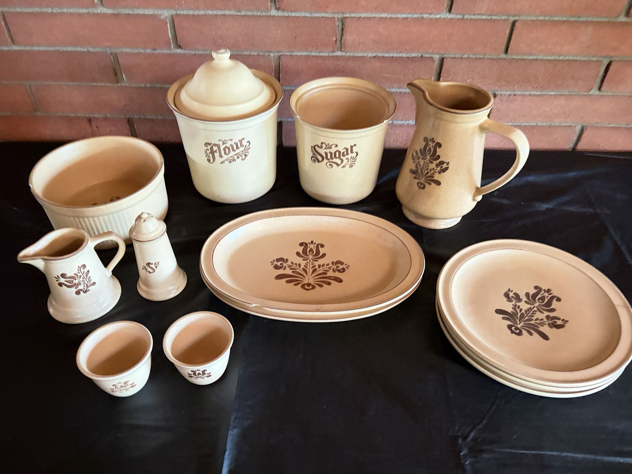 Beige stoneware kitchenware set, 13-piece | Maxsold