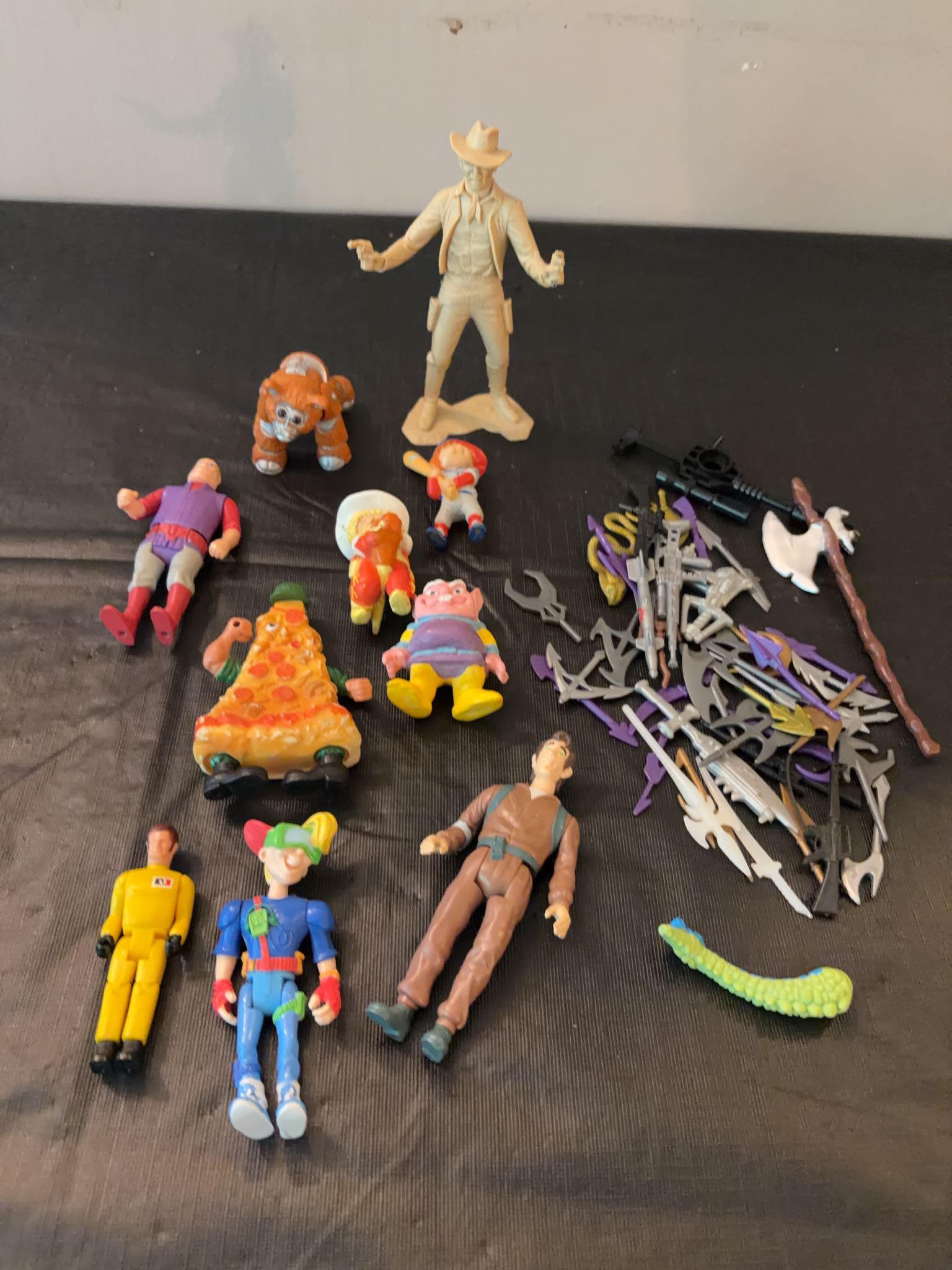 Mixed vintage action figures with weapons | Maxsold