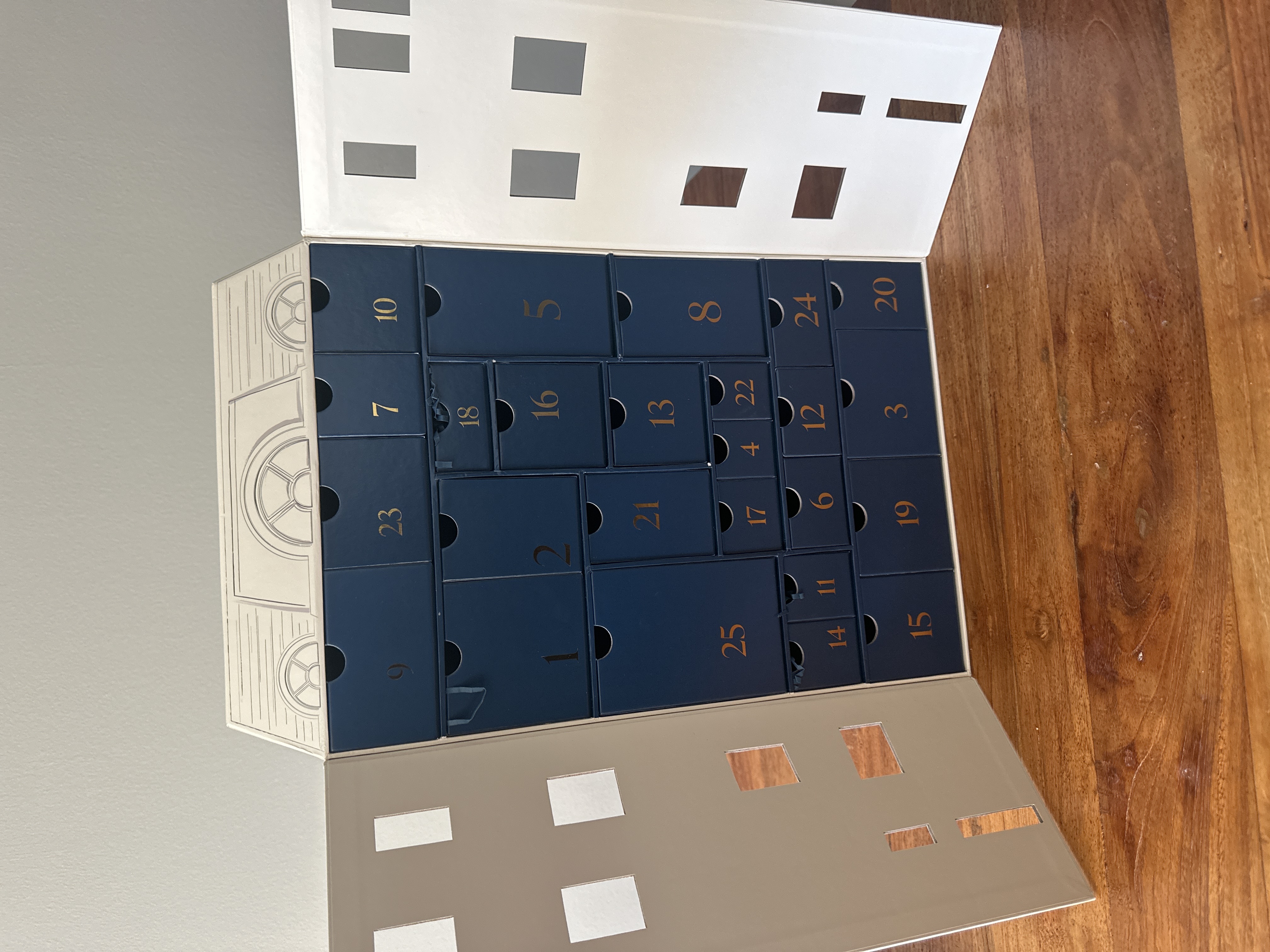 Hudson’s Bay 25-Day Beauty Advent Calendar Box | Maxsold