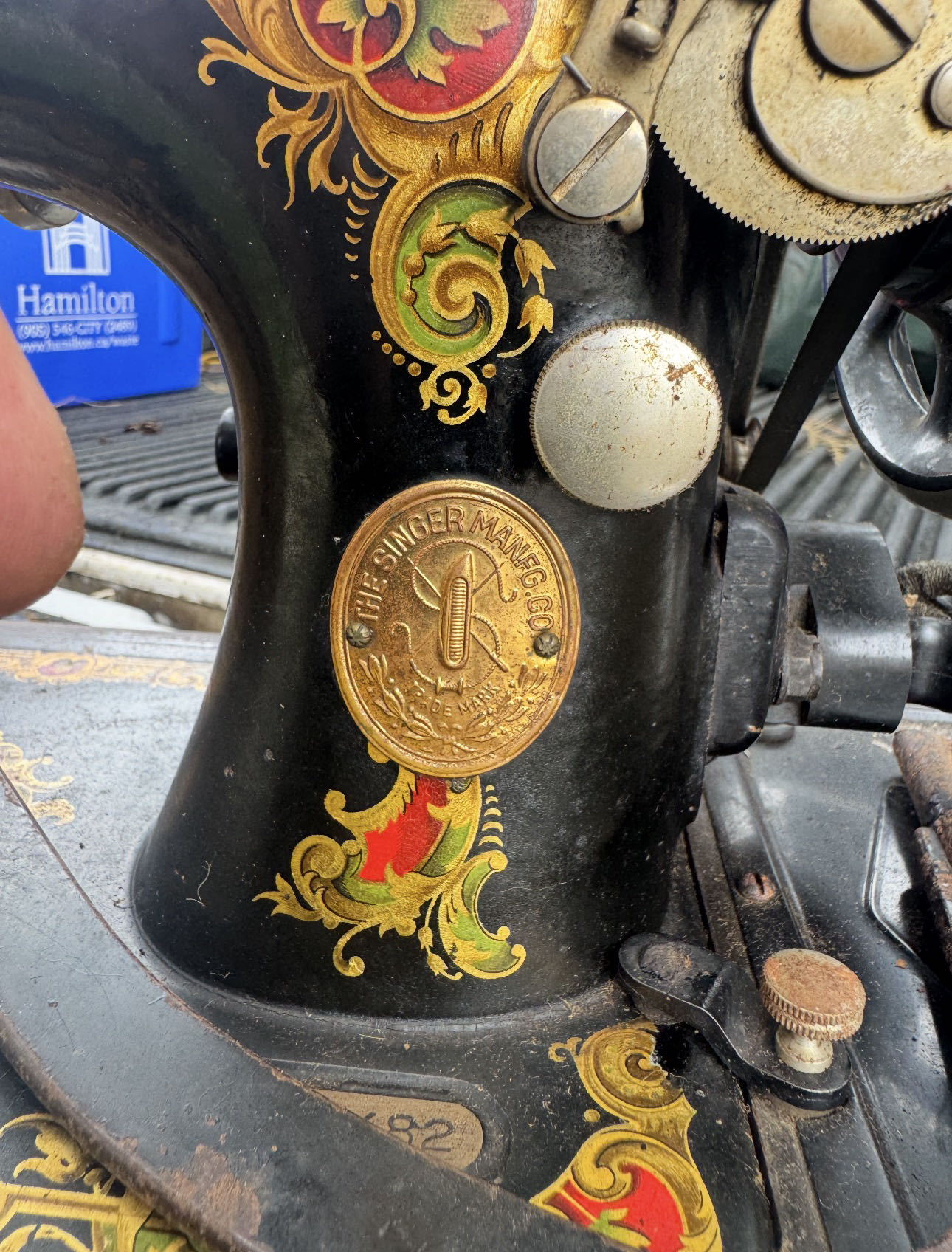 Singer sewing machines in wooden cases | Maxsold