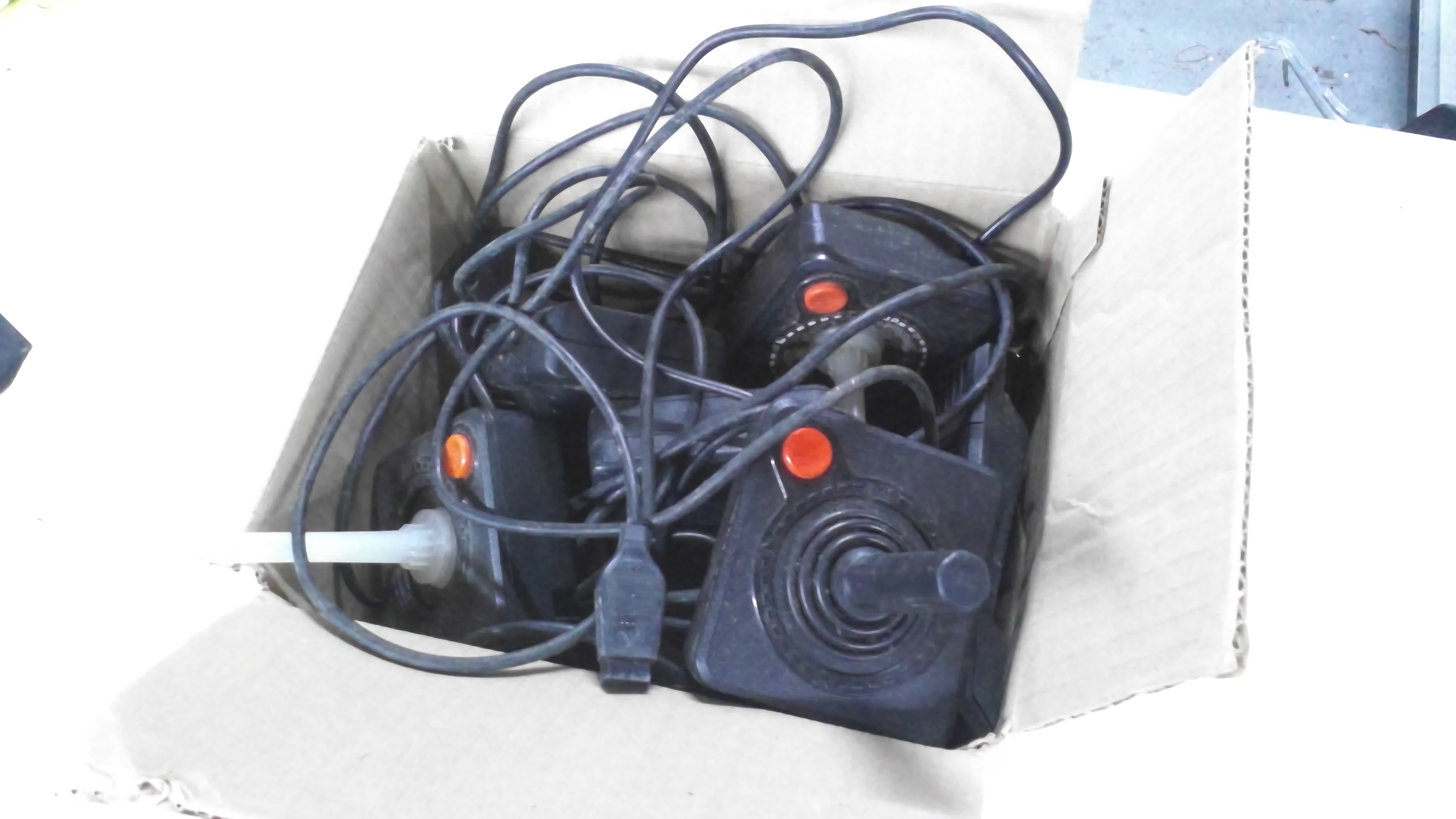 Atari 2600 joystick and keypad controllers | Maxsold