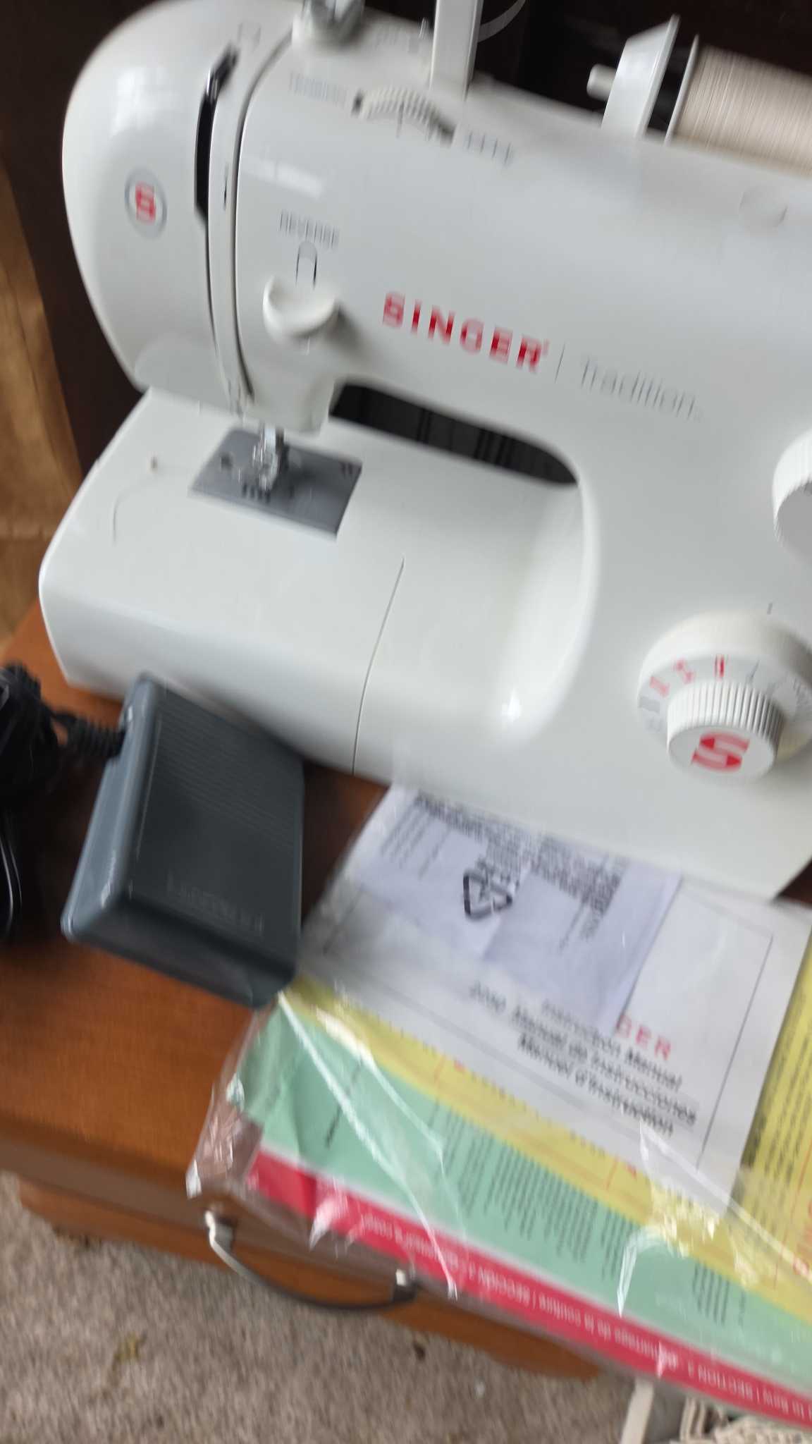 Singer Tradition mechanical sewing machine with foot pedal | Maxsold