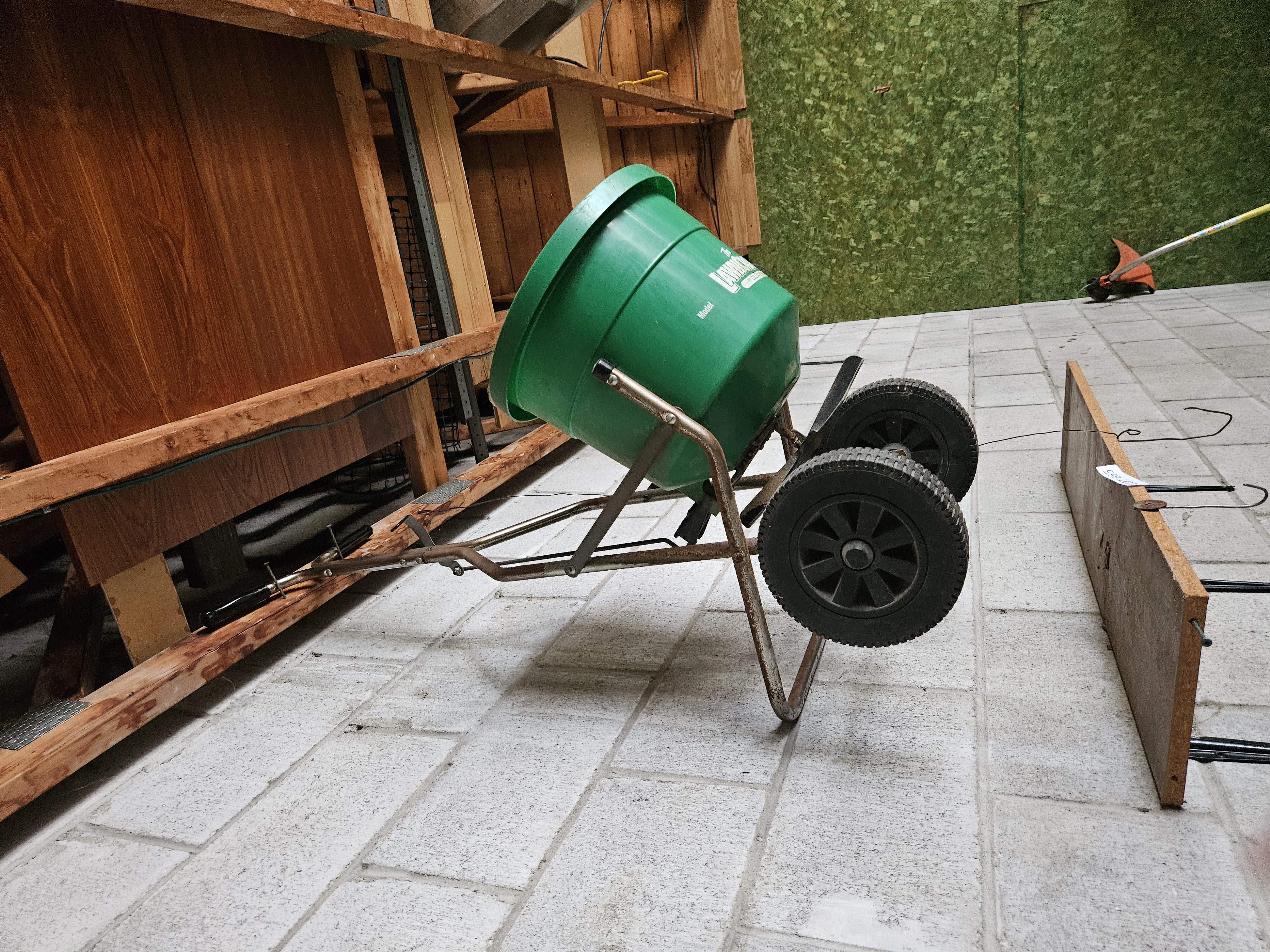 LawnCrafter Broadcast Spreader Model 10300 | Maxsold