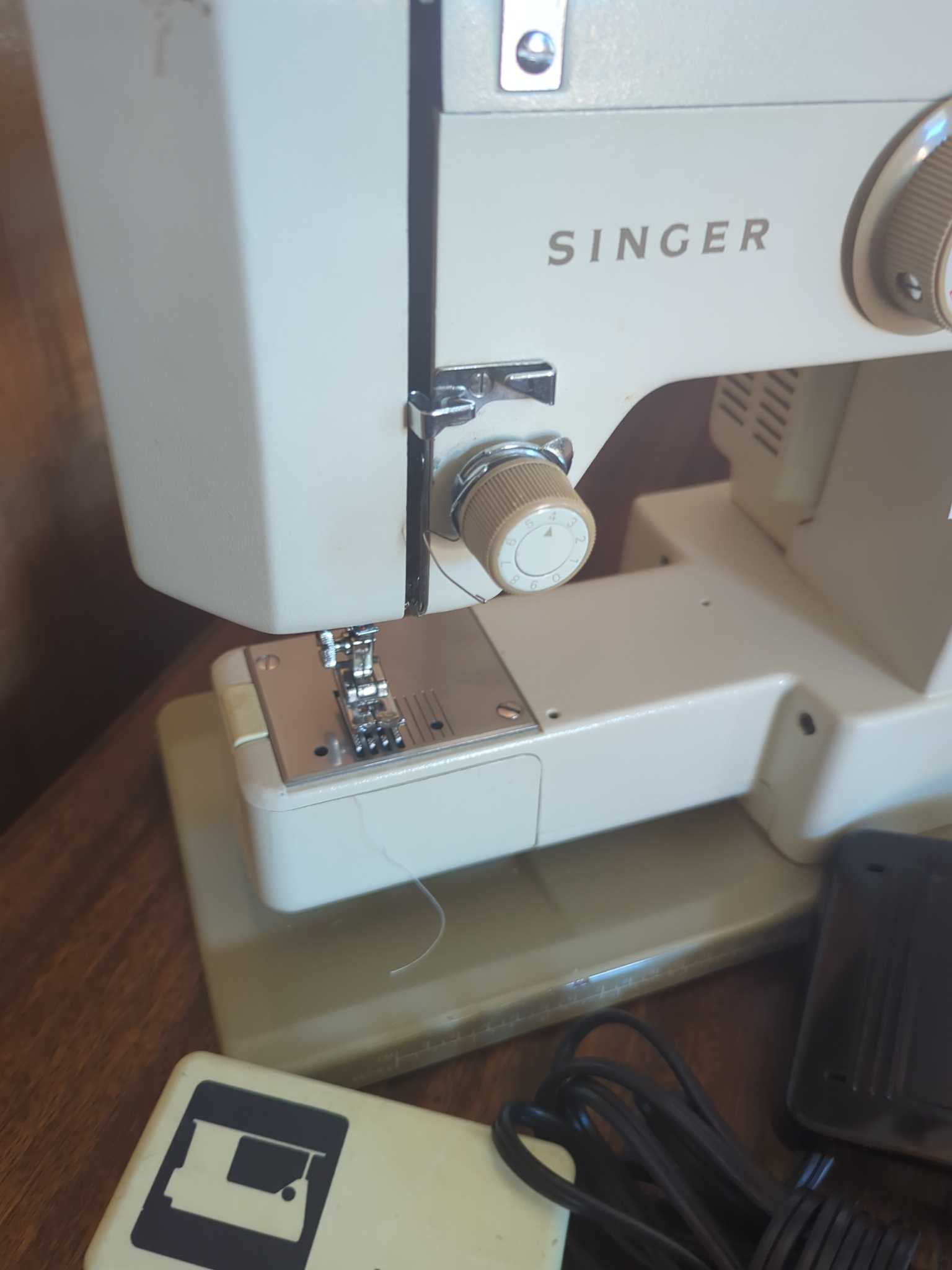 Singer 5127 mechanical sewing machine with case and accessories | Maxsold