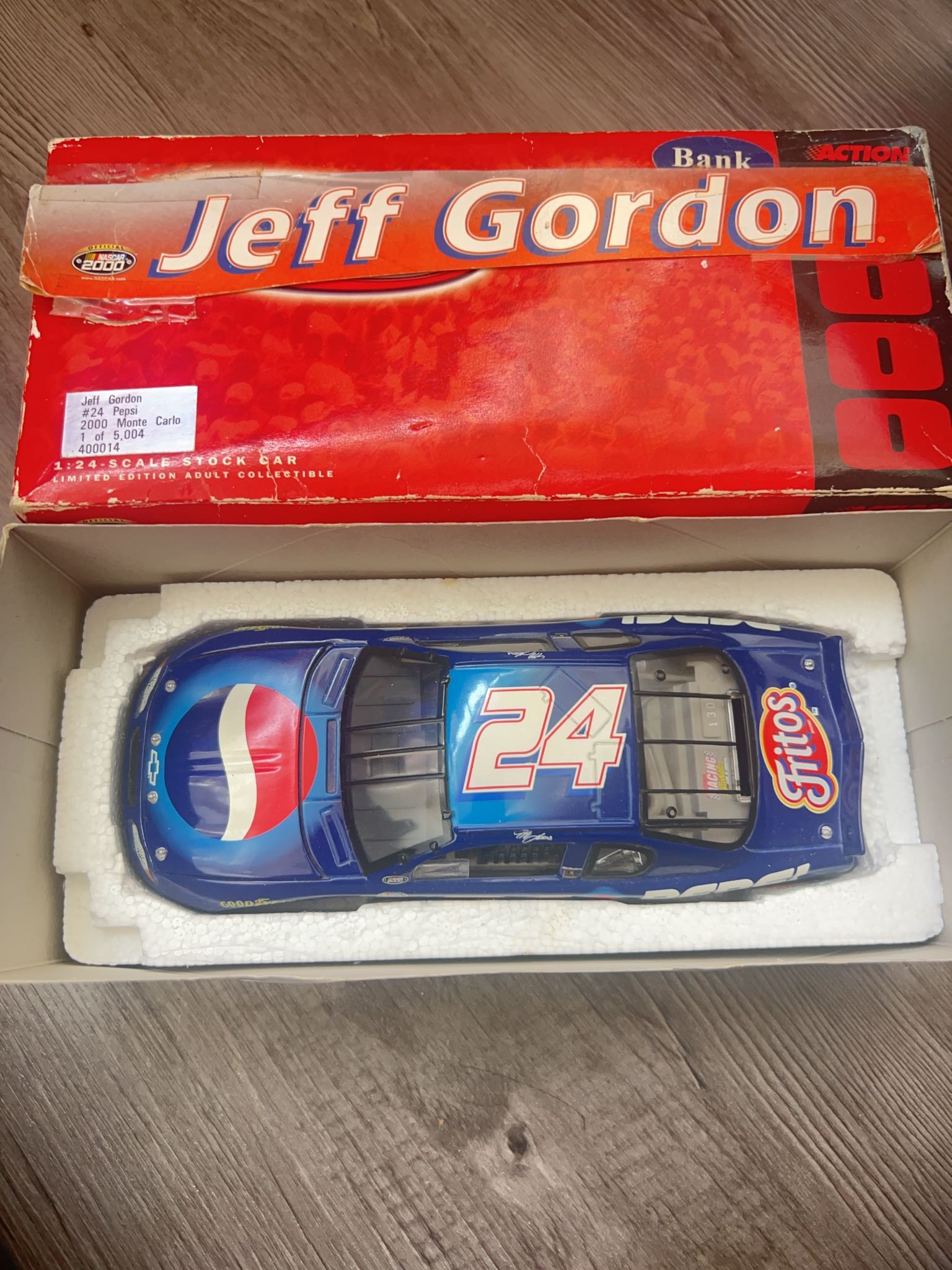 1:24 Jeff Gordon 2000 Monte Carlo Diecast Car | Maxsold