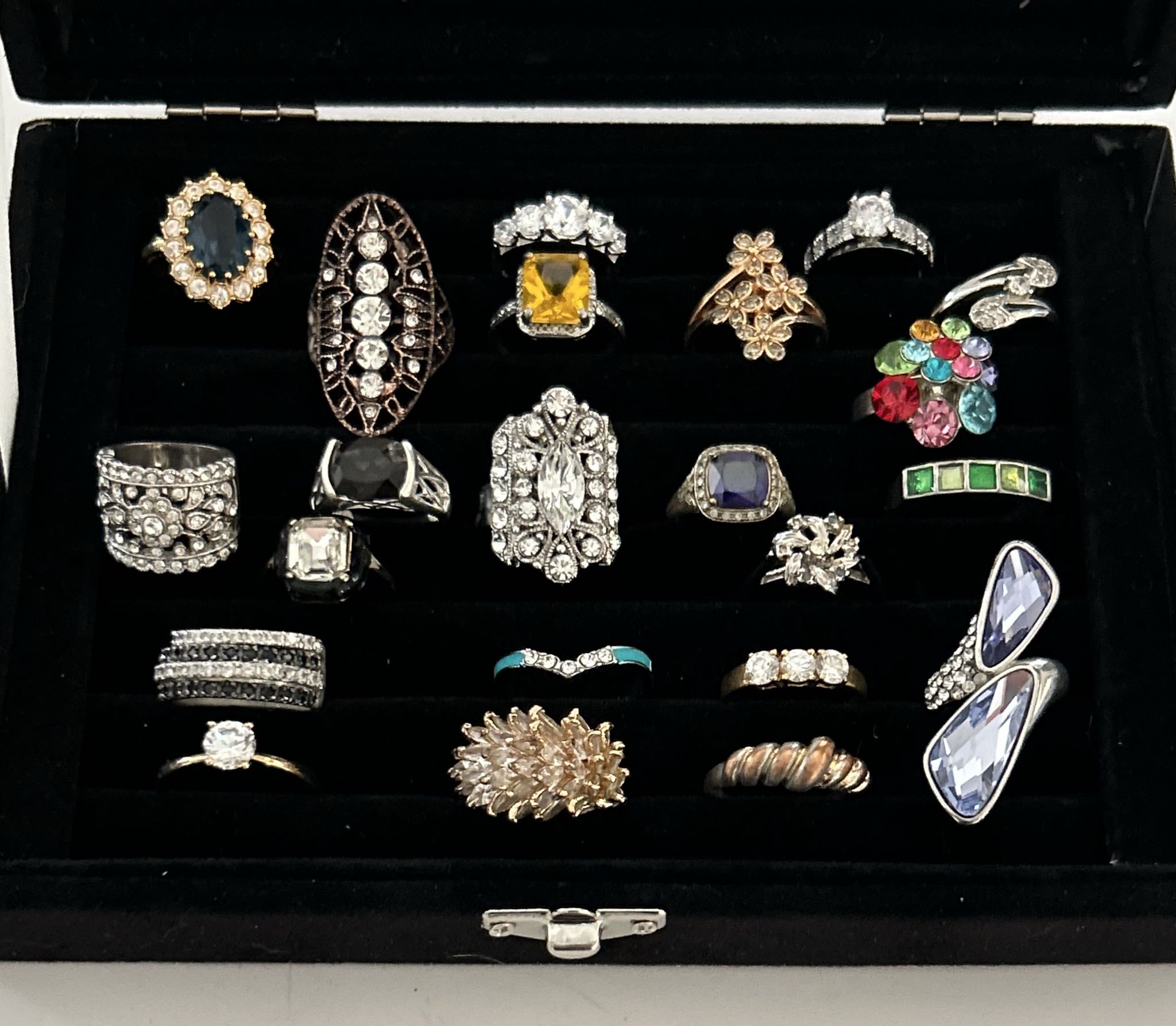 22 costume rings some 925 silver | Maxsold