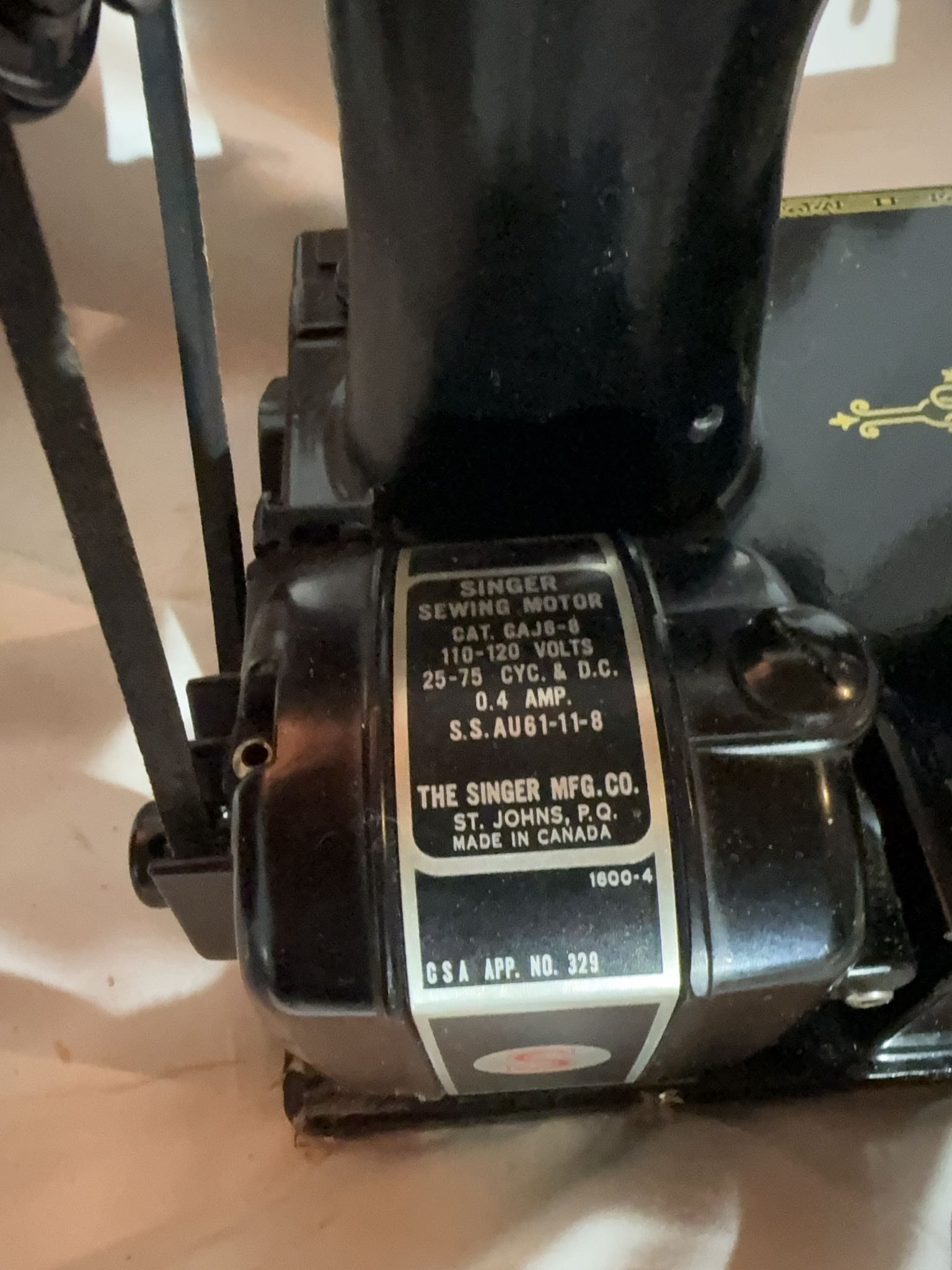 Singer portable electric sewing machine with case | Maxsold