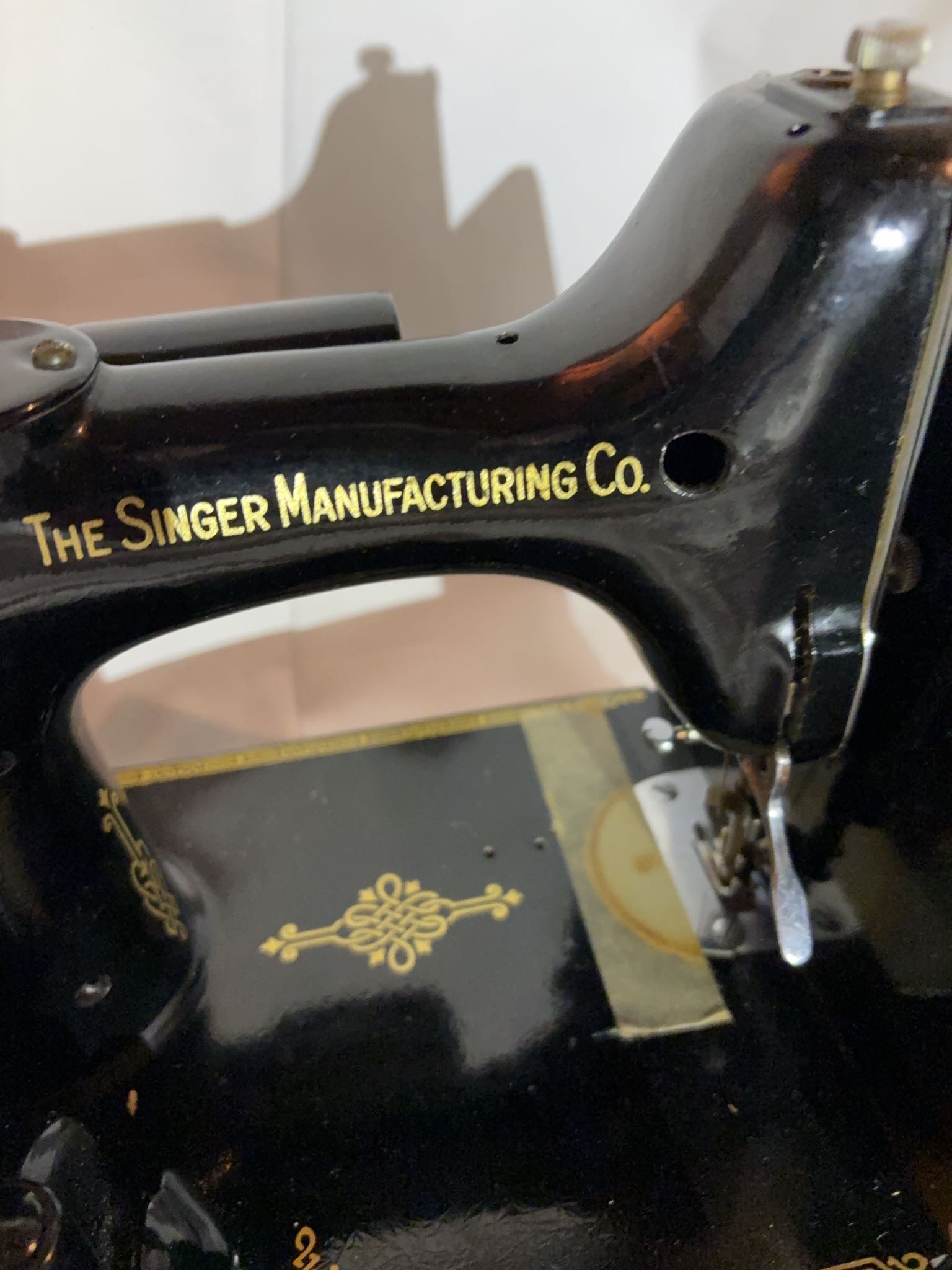 Singer portable electric sewing machine with case | Maxsold