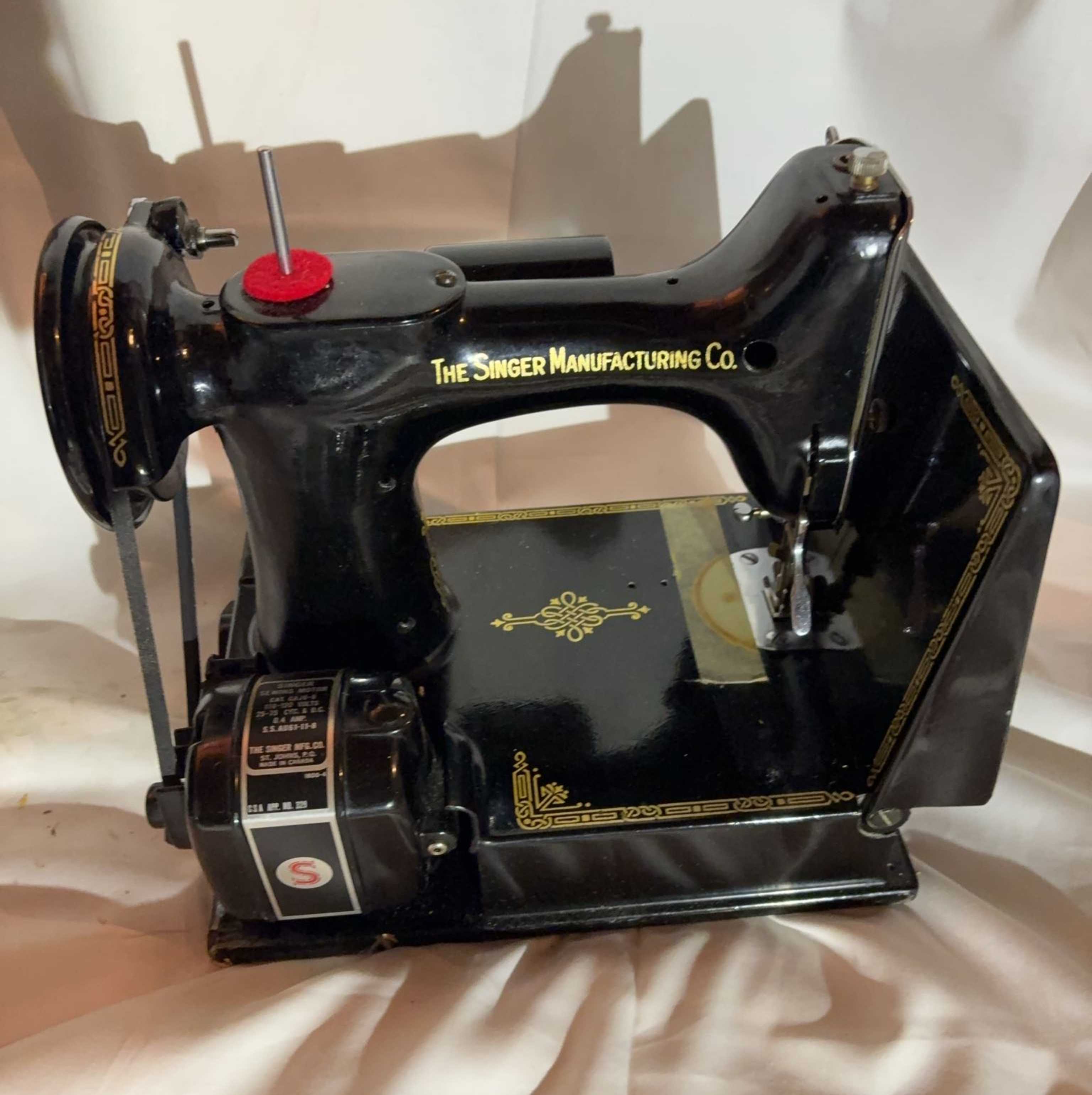 Singer portable electric sewing machine with case | Maxsold