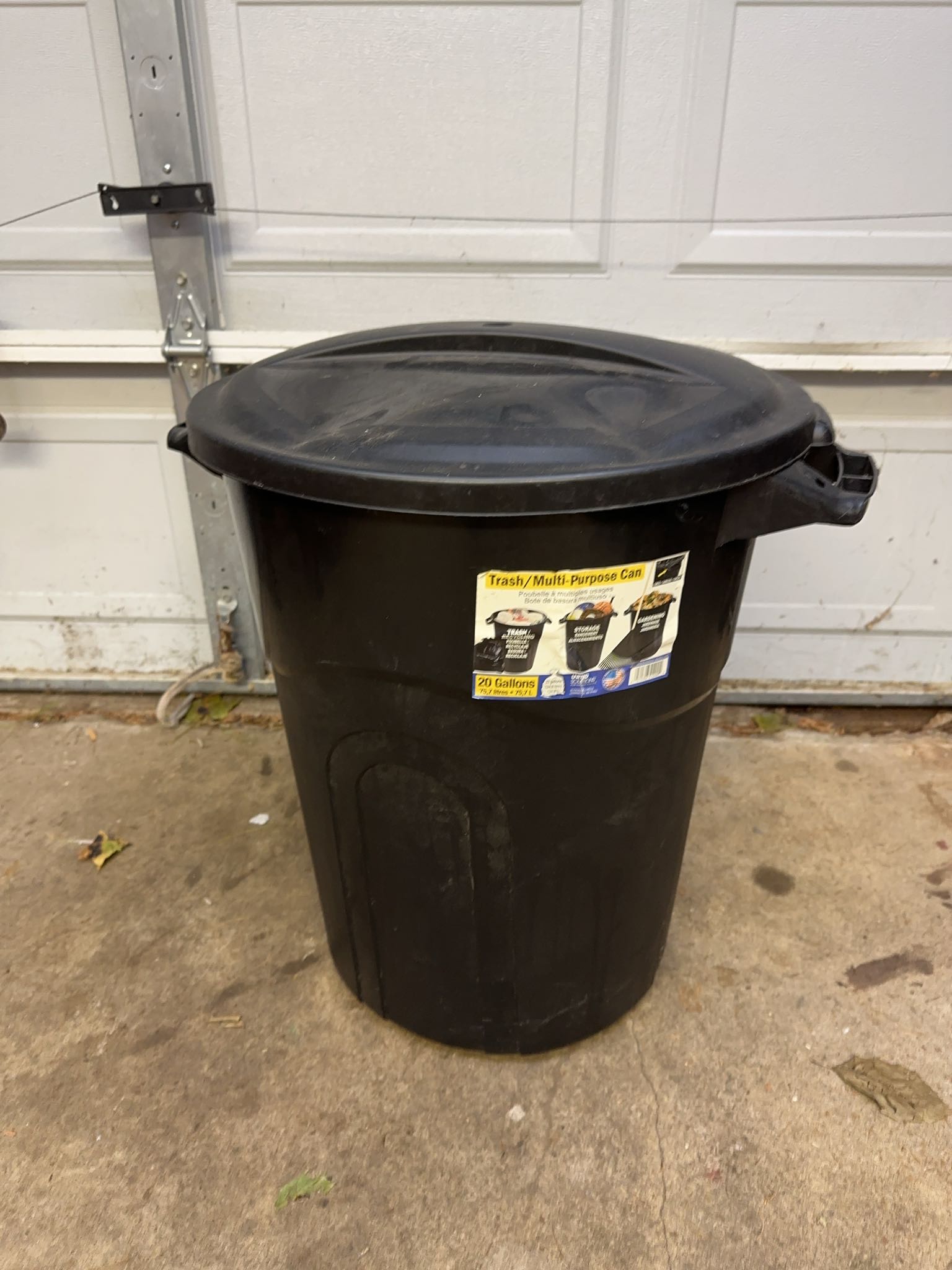 Black Plastic Trash Can With Lid, 20 Gal | Maxsold