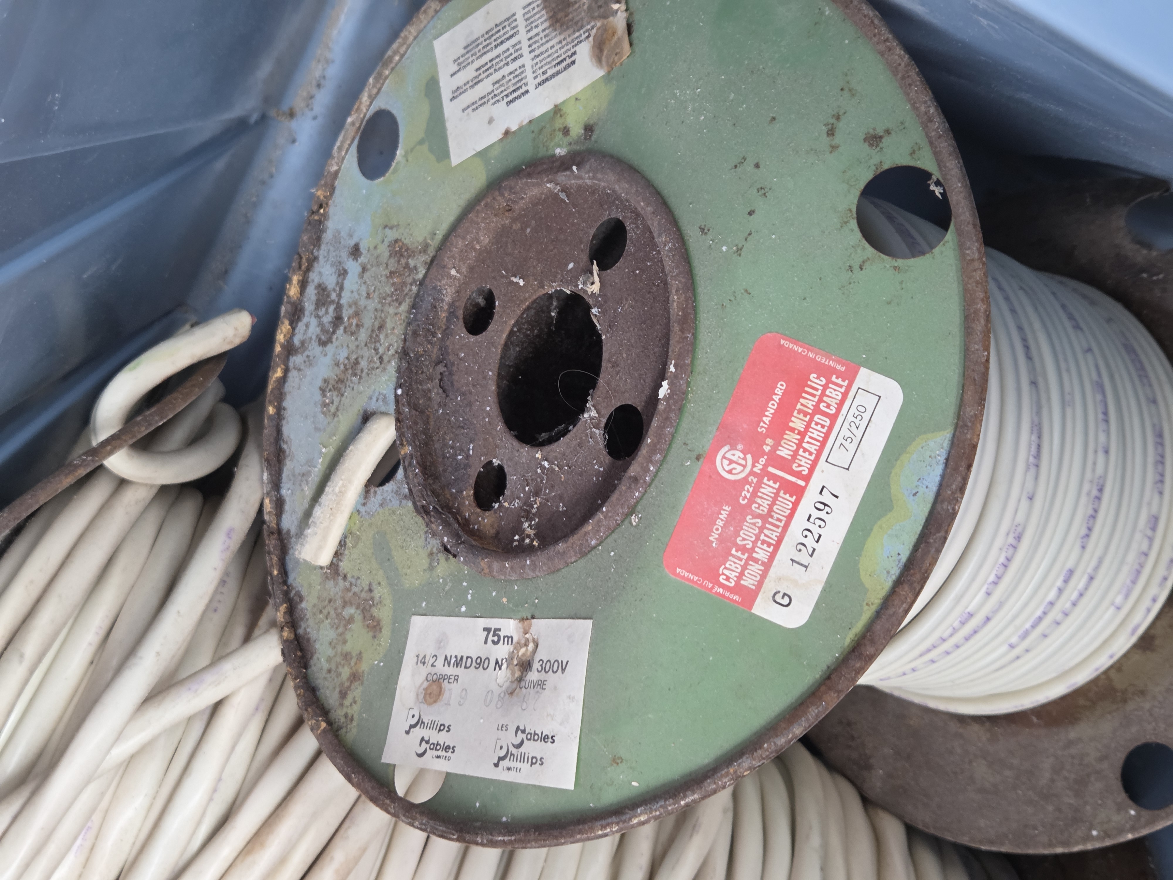 APC Back-UPS ES 650 With Three Wire Spools | Maxsold