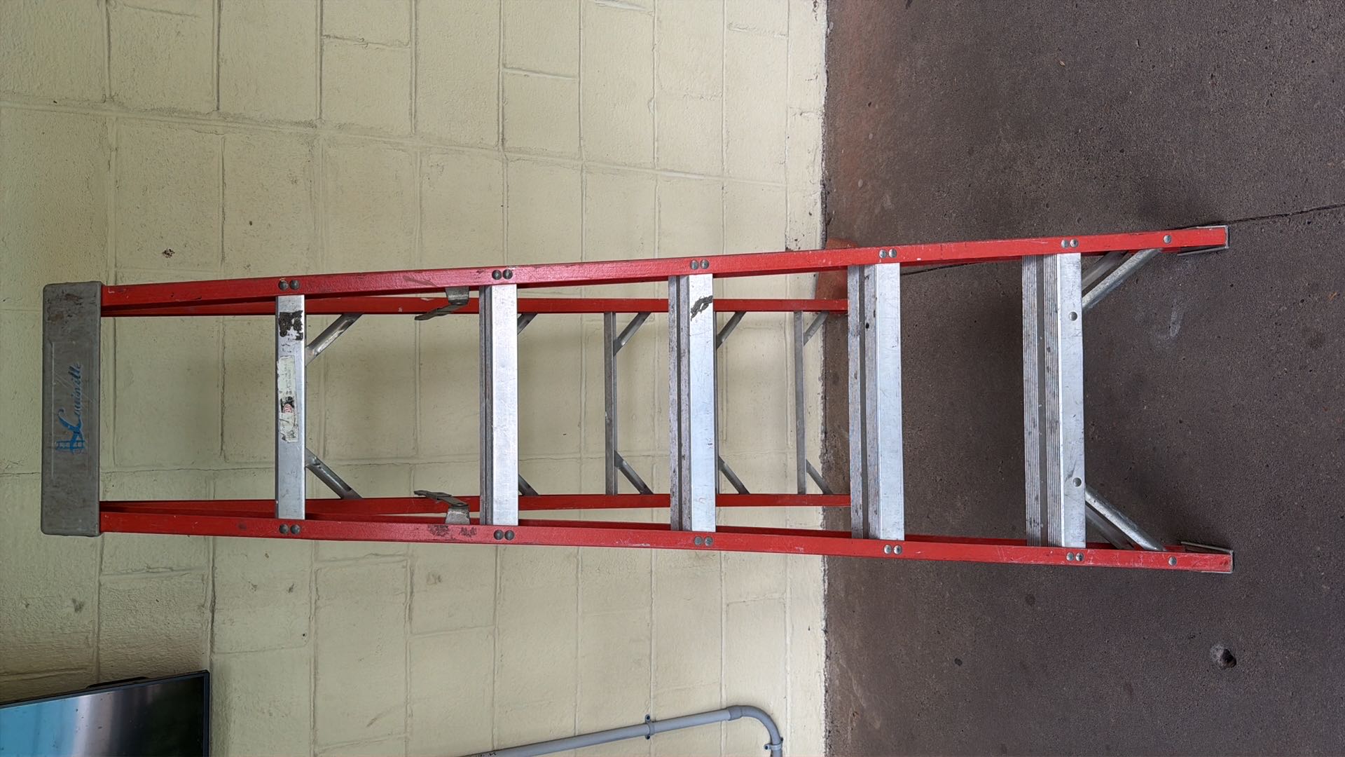 Louisville 6 ft Fiberglass Step Ladder | Maxsold
