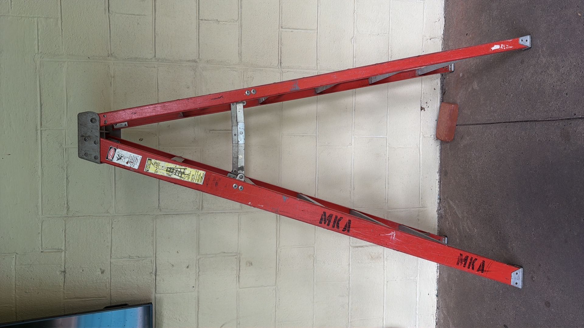 Louisville 6 ft Fiberglass Step Ladder | Maxsold