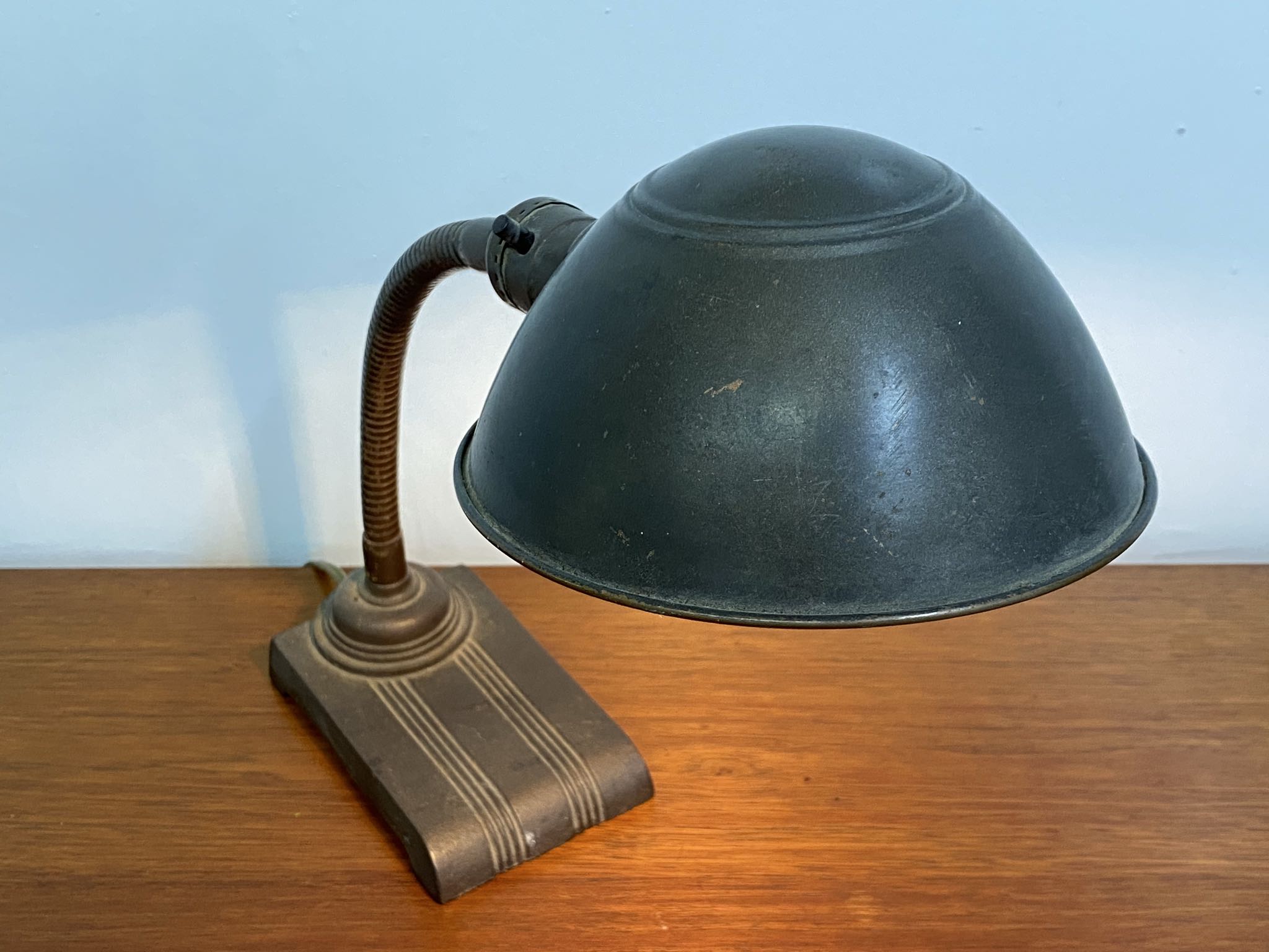Crown Model 744 cast-metal gooseneck desk lamp | Maxsold