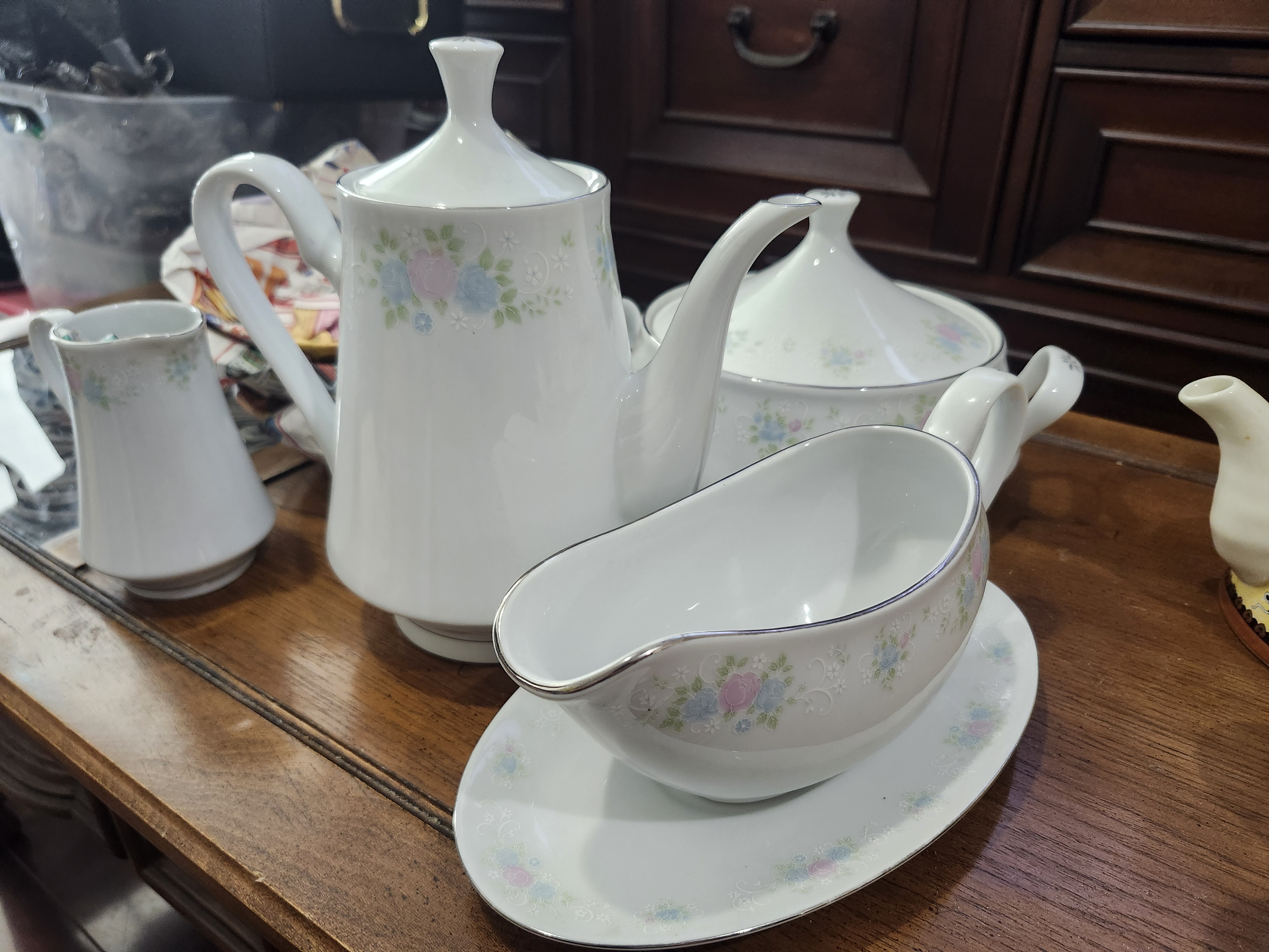 China Garden Prestige porcelain tea and dinnerware | Maxsold