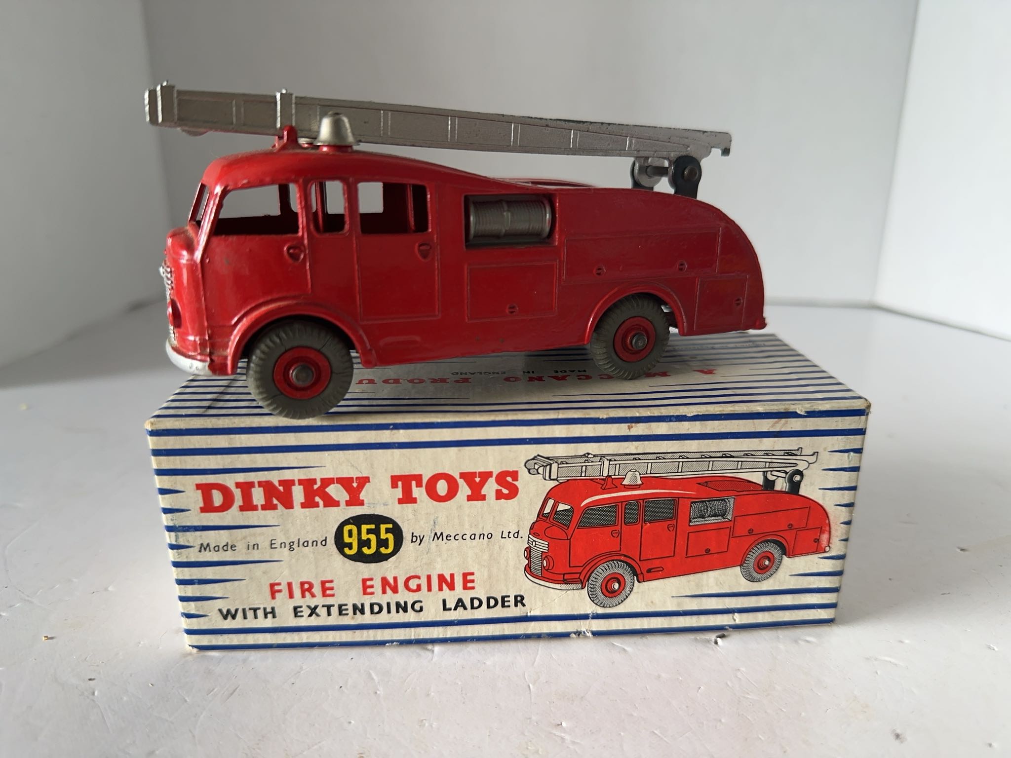Dinky Toys 955 diecast fire engine in box | Maxsold