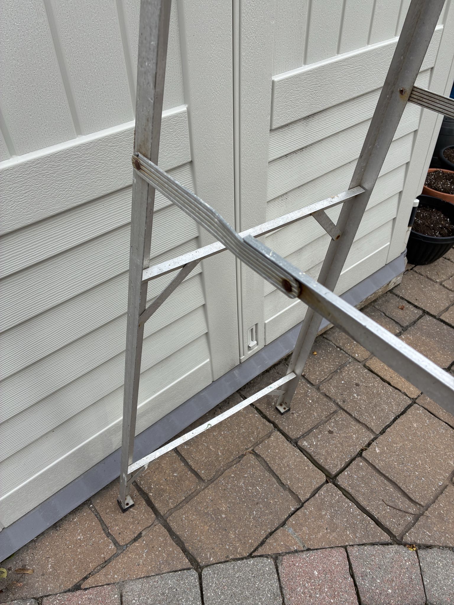 6 ft Aluminum A-frame Step Ladder | Maxsold