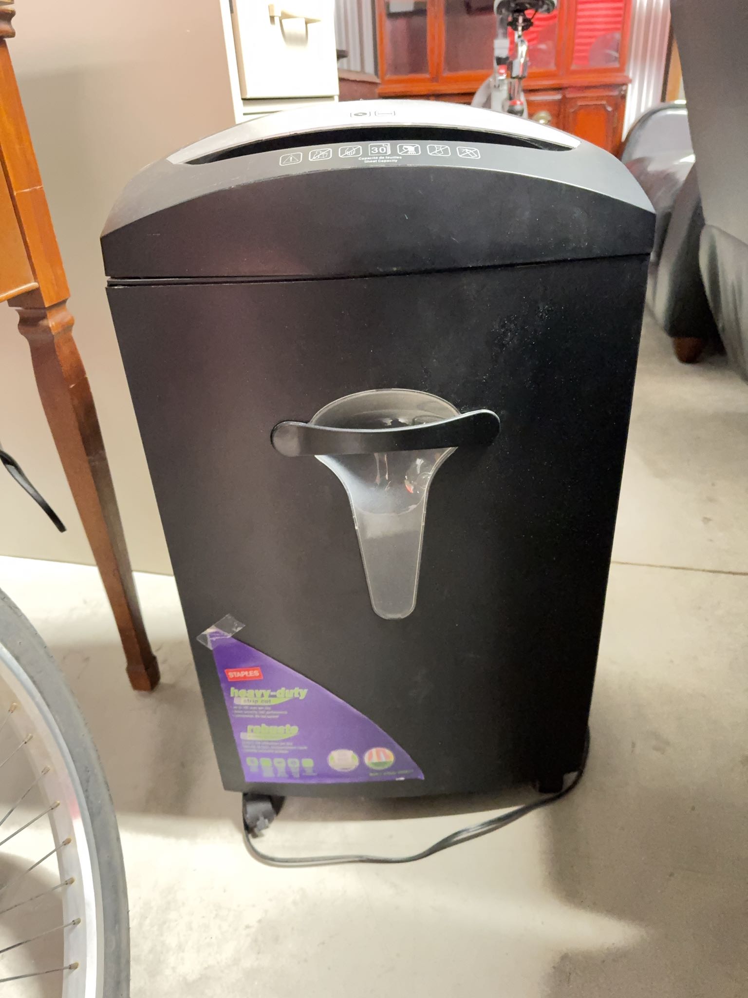 Staples SPL-S300D Cross-Cut Shredder | Maxsold