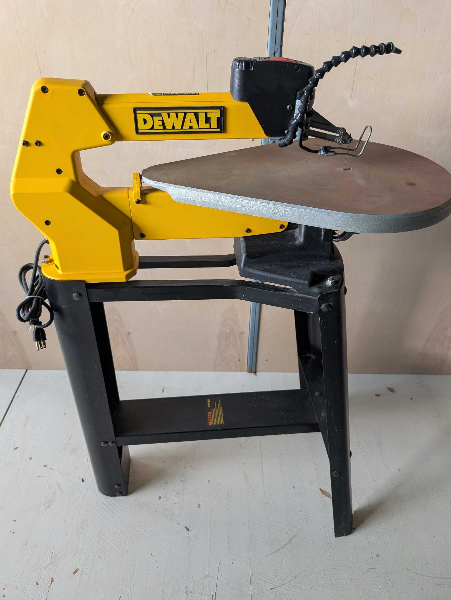 DeWalt DW788 Scroll Saw & Stand | Maxsold