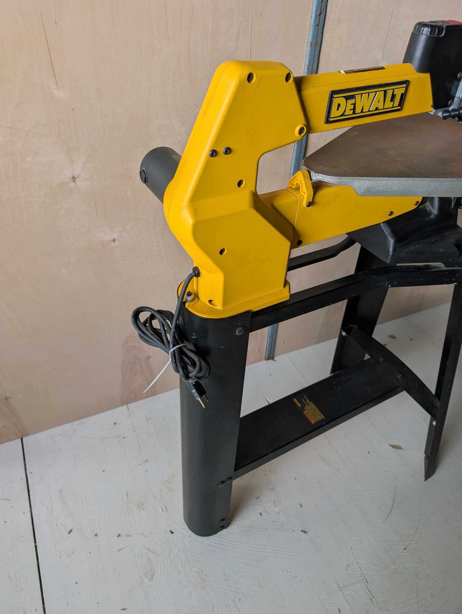 DeWalt DW788 Scroll Saw & Stand | Maxsold