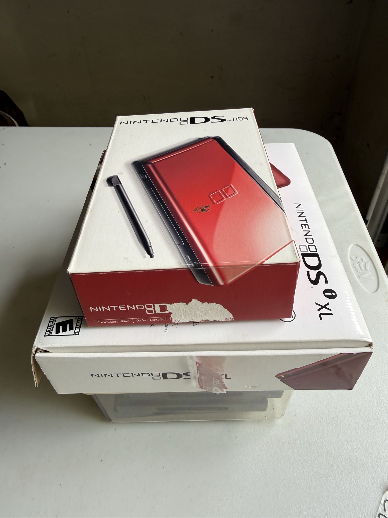 Nintendo DS consoles, games, chargers, movie tapes | Maxsold