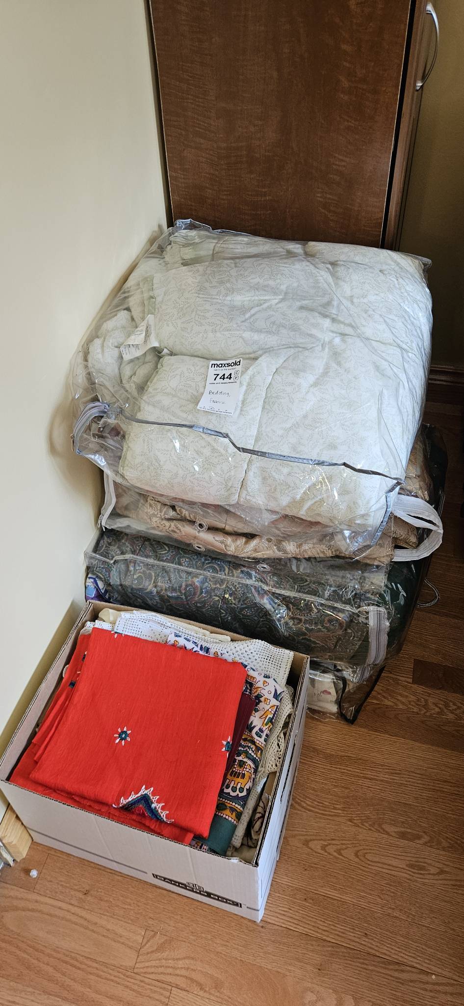 Assorted bedding sets, embroidered and printed linens | Maxsold