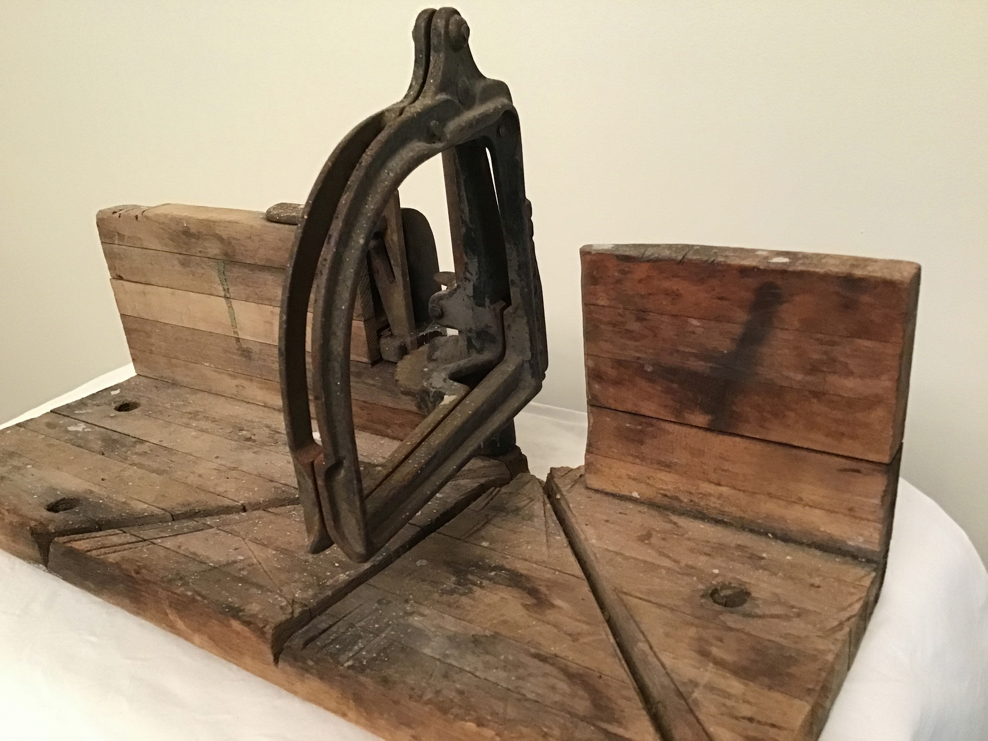 Antique wooden miter box with cast-iron saw guide | Maxsold