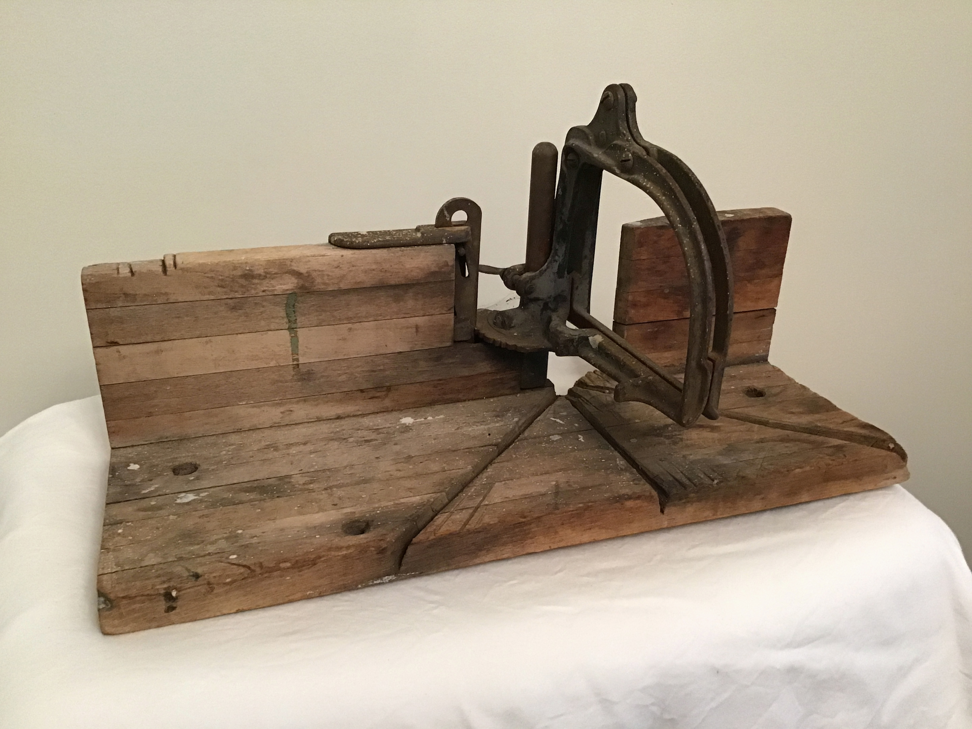 Antique wooden miter box with cast-iron saw guide | Maxsold