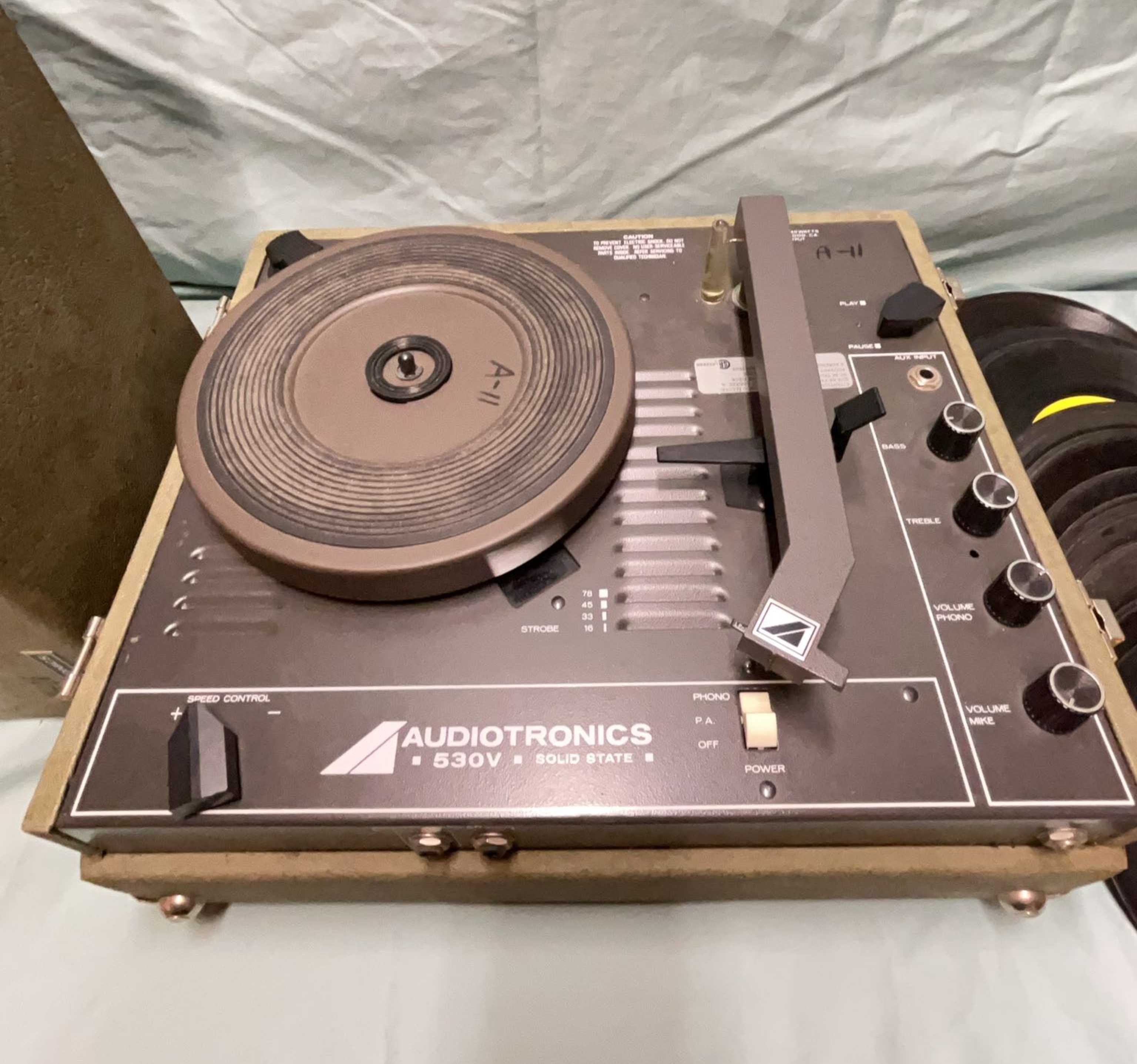 Audiotronics portable turntable with speaker & 45 rpm records | Maxsold